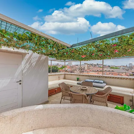 Augubio Penthouse דירה