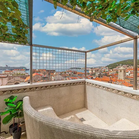 Augubio Penthouse דירה