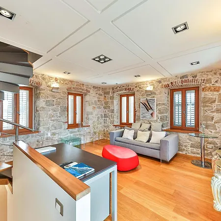 Augubio Penthouse شقة سبليت